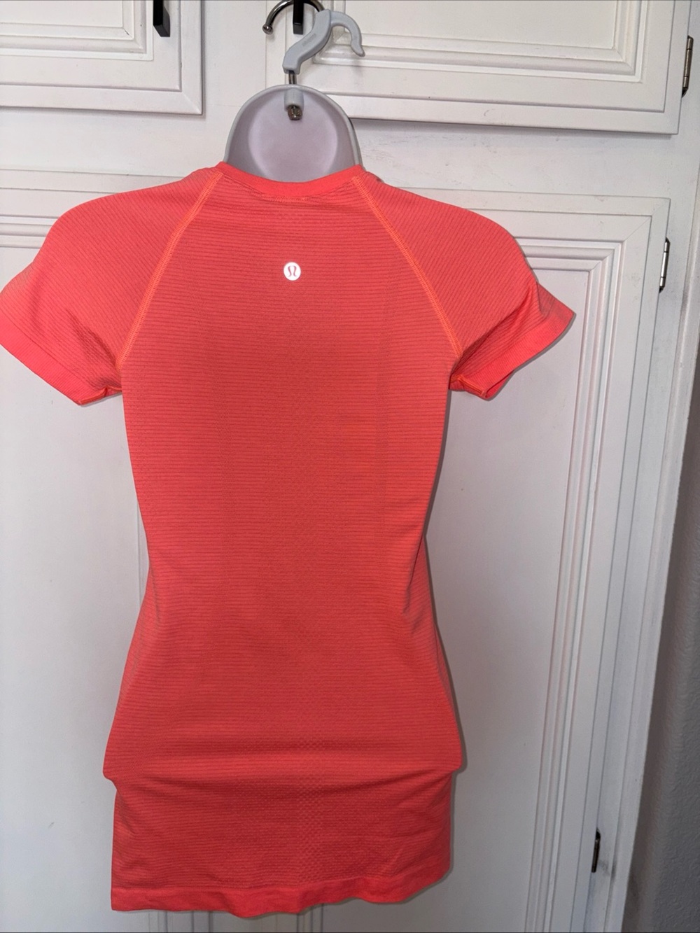 Lululemon Womens Sz 2 Swiftly Tech Short Sleeve Shirt  Neon Orange Top Tee